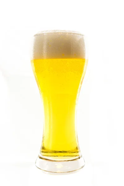 Vaso de cerveza aislado sobre fondo blanco. — Foto de Stock