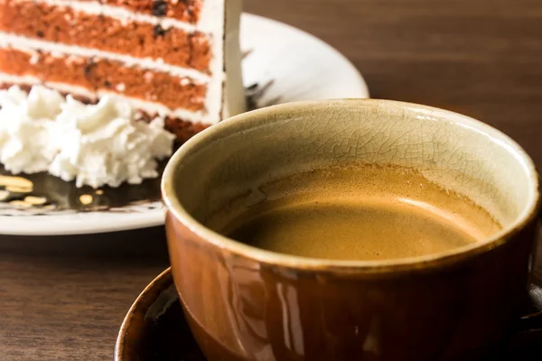 Coffee cup with slice of cake on wood table in cafe — Stock Photo, Image