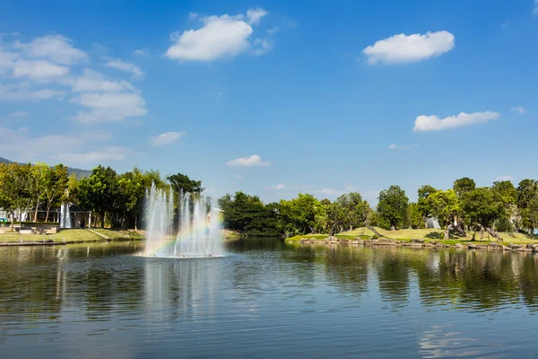 Fuente con arco iris en el estanque artificial . — Foto de Stock