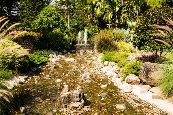 Fuente en el diseño del jardín . — Foto de Stock