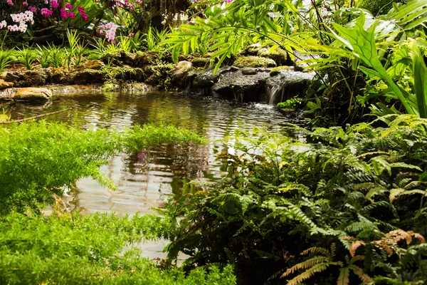 Waterval in tuin ontwerp. — Stockfoto