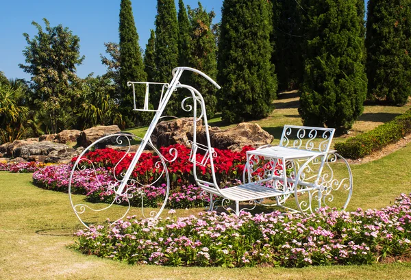 Triciclo vintage nel bellissimo design del giardino . — Foto Stock