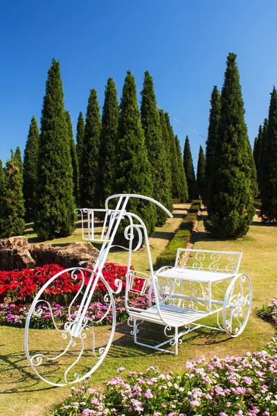 Vintage driewieler in mooie tuin ontwerp. — Stockfoto