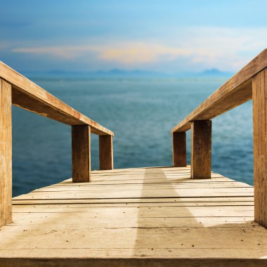 Kimseye karşı güzel gökyüzü ile eski ahşap köprü pier