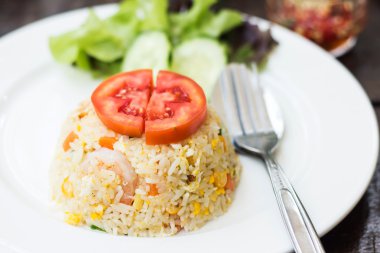 Kızarmış karidesli pilav