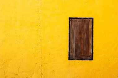 Kahverengi pencere turuncu beton duvar