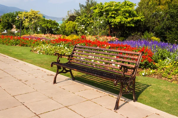 Banc dans le parc — Photo