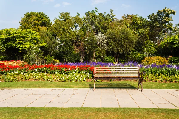 Banc dans le parc — Photo