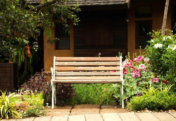 Wood bench in garden — Stock Photo, Image