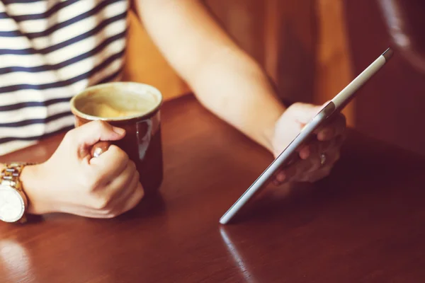 Mujer asiática que usa tableta en la cafetería bebiendo café. Enfoque — Foto de Stock