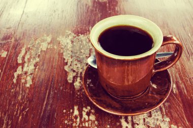 Ahşap masa üzerinde kahve fincanı. (İşlem vintage sesi)