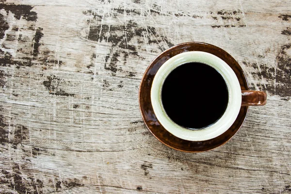 Vue du dessus de la tasse à café sur table en bois . — Photo