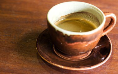 Kahve fincanı ahşap masada.