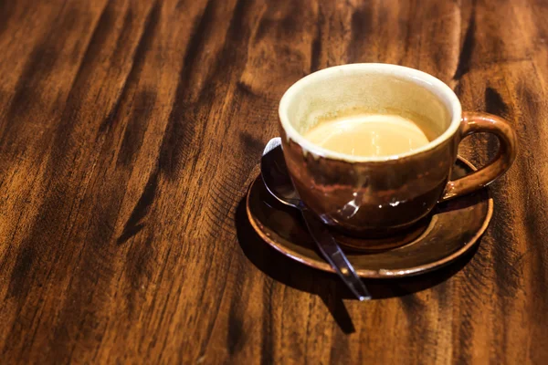 Taza de café sobre mesa de madera. — Foto de Stock