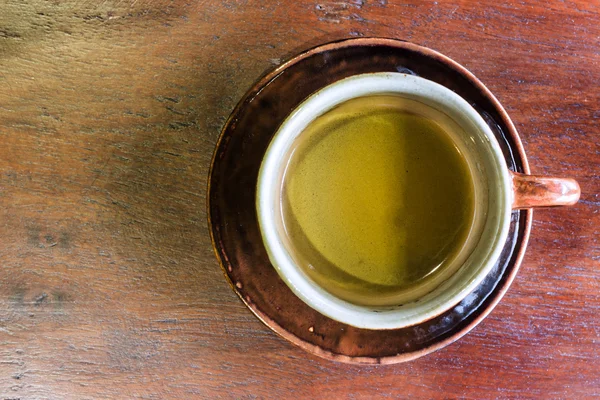 Ahşap masa üzerinde kahve Kupası Üstten Görünüm.