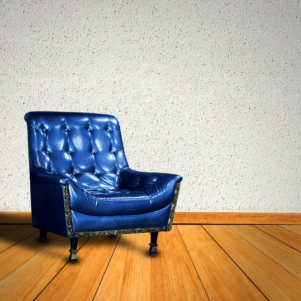 Moderner Sessel vor hellem Betonhintergrund auf Holzflo — Stockfoto