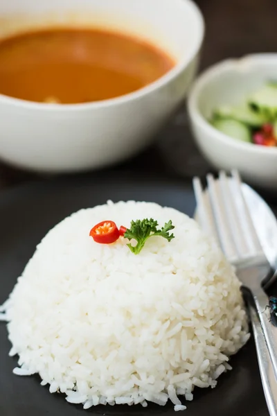 Ugotowany ryż z łyżką i widelcem na danie — Zdjęcie stockowe