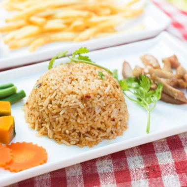 Biber veya baharat baharatlı kızarmış pirinç. Geleneksel bir st