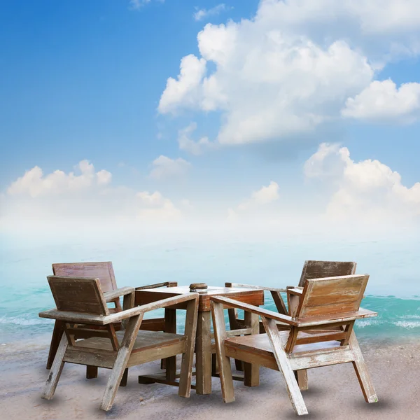 Zestaw stół z drewna na plaży. — Zdjęcie stockowe