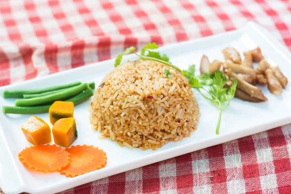 Smażony ryż z chili lub przypraw, które są ostre. Tradycyjny st — Zdjęcie stockowe