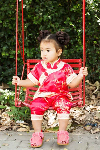 Portrait enfant femelle portant des pommettes dans l'aire de jeux . — Photo