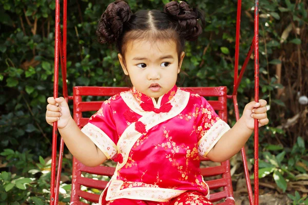 Portrait enfant femelle portant des pommettes dans l'aire de jeux . — Photo