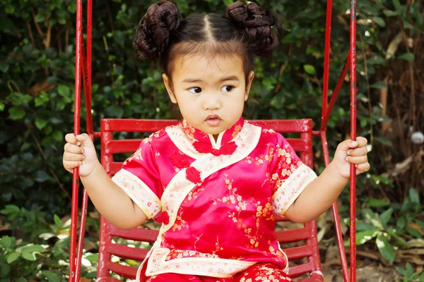 Stående flickebarn bär cheongsams på lekplats. — Stockfoto