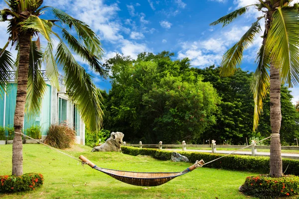 Kołyska wykonana z bambusa powiesić na kokos zlokalizować w ogrodzie — Zdjęcie stockowe