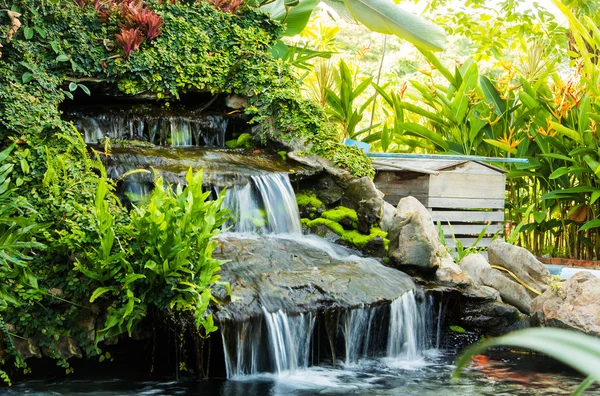 Cascada en el diseño del jardín . — Foto de Stock