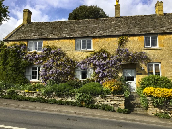 Cotswold traditional village england uk — Stock Photo, Image