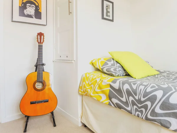 Chambre à coucher avec guitare dans une nouvelle maison — Photo