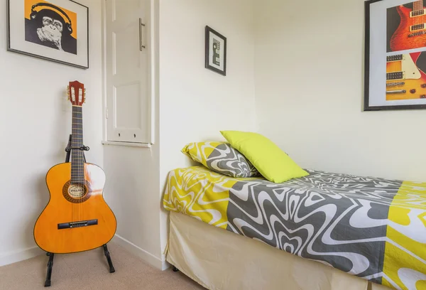 Chambre à coucher avec guitare dans une nouvelle maison — Photo