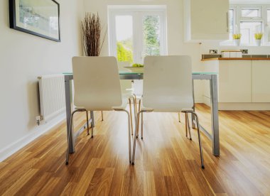 Yeni restore edilmiş evde mutfak