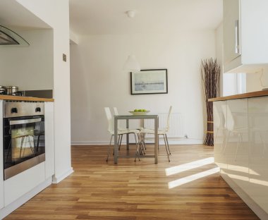 Yeni restore edilmiş evde mutfak