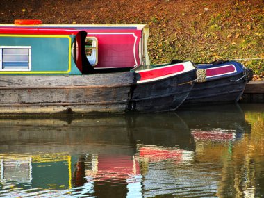 Nehir avonu dar botlar yüzen yüzen evlere daldı Avon Warwickshire İngiltere üzerine teklif verdi