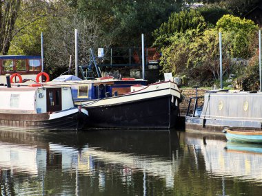 Nehir avonu dar botlar yüzen yüzen evlere daldı Avon Warwickshire İngiltere üzerine teklif verdi