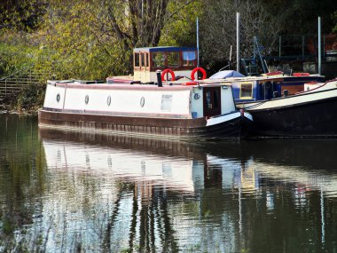 Nehir avonu dar botlar yüzen yüzen evlere daldı Avon Warwickshire İngiltere üzerine teklif verdi