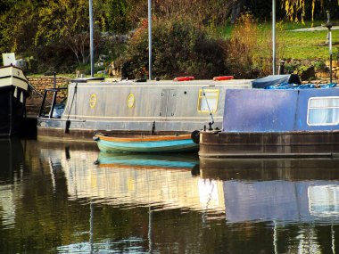 Nehir avonu dar botlar yüzen yüzen evlere daldı Avon Warwickshire İngiltere üzerine teklif verdi