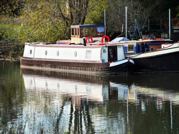 Nehir avonu dar botlar yüzen yüzen evlere daldı Avon Warwickshire İngiltere üzerine teklif verdi