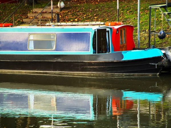 Nehir avonu dar botlar yüzen yüzen evlere daldı Avon Warwickshire İngiltere üzerine teklif verdi