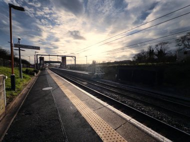 Elektrik yüklü banliyö banliyö yolcu tren istasyonu Büyük İngiliz demiryolları İngiltere