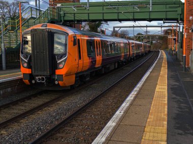 Elektrik yüklü banliyö banliyö yolcu tren istasyonu Büyük İngiliz demiryolları İngiltere