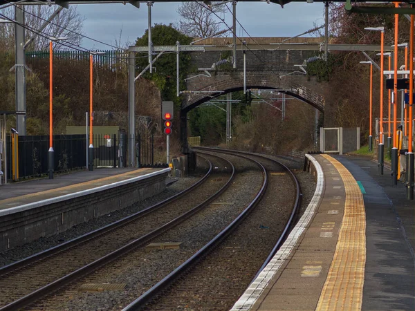 Elektrik yüklü banliyö banliyö yolcu tren istasyonu Büyük İngiliz demiryolları İngiltere