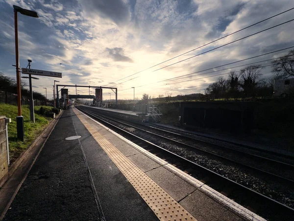 Elektrik yüklü banliyö banliyö yolcu tren istasyonu Büyük İngiliz demiryolları İngiltere