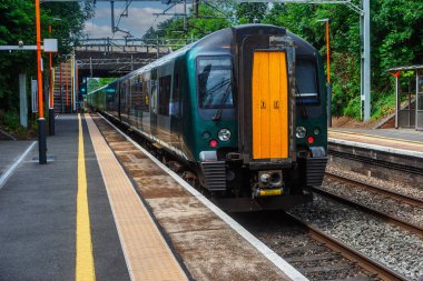 Büyük İngiliz demiryolları yolcusu banliyö tren istasyonu İngiltere