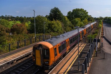 Büyük İngiliz demiryolları yolcusu banliyö tren istasyonu İngiltere
