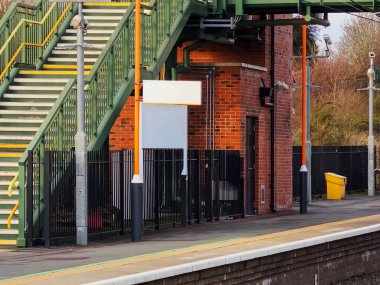 Büyük İngiliz demiryolları yolcusu banliyö tren istasyonu İngiltere