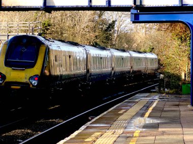 Büyük İngiliz demiryolları yolcusu banliyö tren istasyonu İngiltere