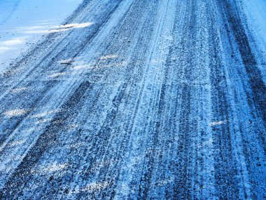 Kırsal yol buz ve karla kaplı.