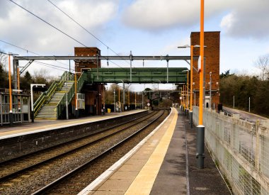 İngiliz banliyö banliyösü yolcu banliyösü tren istasyonu. Büyük İngiliz Demiryolları.